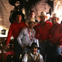 El grupo de vaqueros del espectáculo Cuernos Torcidos en conferencia de prensa invitan al espectáculo de rodeo este sábado en las instalaciones de la Plaza de Toros de esta ciudad.