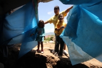 Lunes 13 de agosto del 2012.. Tuxtla Gutiérrez, Chiapas. Familias de escasos recursos asentadas en la Colonia La Cueva del Jaguar piden a las autoridades locales que se les proporcione ayuda humanitaria después de las lluvias de las últimas horas en la ca