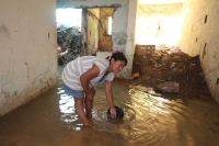 Lunes 13 de agosto del 2012.. Tuxtla Gutiérrez, Chiapas. Familias de escasos recursos asentadas en la Colonia La Cueva del Jaguar piden a las autoridades locales que se les proporcione ayuda humanitaria después de las lluvias de las últimas horas en la ca