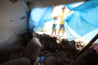Lunes 13 de agosto del 2012.. Tuxtla Gutiérrez, Chiapas. Familias de escasos recursos asentadas en la Colonia La Cueva del Jaguar piden a las autoridades locales que se les proporcione ayuda humanitaria después de las lluvias de las últimas horas en la ca