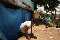 Lunes 13 de agosto del 2012.. Tuxtla Gutiérrez, Chiapas. Familias de escasos recursos asentadas en la Colonia La Cueva del Jaguar piden a las autoridades locales que se les proporcione ayuda humanitaria después de las lluvias de las últimas horas en la ca