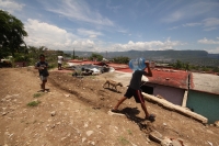 Lunes 13 de agosto del 2012.. Tuxtla Gutiérrez, Chiapas. Familias de escasos recursos asentadas en la Colonia La Cueva del Jaguar piden a las autoridades locales que se les proporcione ayuda humanitaria después de las lluvias de las últimas horas en la ca