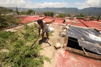 Lunes 13 de agosto del 2012.. Tuxtla Gutiérrez, Chiapas. Familias de escasos recursos asentadas en la Colonia La Cueva del Jaguar piden a las autoridades locales que se les proporcione ayuda humanitaria después de las lluvias de las últimas horas en la ca Lunes 13 de agosto del 2012.. Tuxtla Gutiérrez, Chiapas. Familias de escasos recursos asentadas en la Colonia La Cueva del Jaguar piden a las autoridades locales que se les proporcione ayuda humanitaria después de las lluvias de las últimas horas en la ca