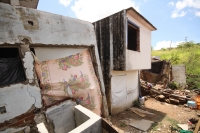 Lunes 13 de agosto del 2012.. Tuxtla Gutiérrez, Chiapas. Familias de escasos recursos asentadas en la Colonia La Cueva del Jaguar piden a las autoridades locales que se les proporcione ayuda humanitaria después de las lluvias de las últimas horas en la ca