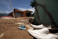 Lunes 13 de agosto del 2012.. Tuxtla Gutiérrez, Chiapas. Familias de escasos recursos asentadas en la Colonia La Cueva del Jaguar piden a las autoridades locales que se les proporcione ayuda humanitaria después de las lluvias de las últimas horas en la ca