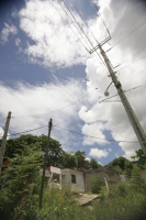 Habitantes de la colonia La Cueva del Jaguar en Tuxtla Gutiérrez, reciben las notificaciones correspondientes para abandonar las 150 casas afectadas en este lugar de la periferia de la capital del estado de Chiapas afectado por deslaves desde el año 2003