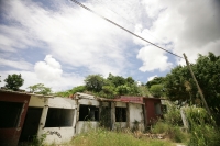 Habitantes de la colonia La Cueva del Jaguar en Tuxtla Gutiérrez, reciben las notificaciones correspondientes para abandonar las 150 casas afectadas en este lugar de la periferia de la capital del estado de Chiapas afectado por deslaves desde el año 2003