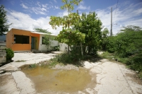 Habitantes de la colonia La Cueva del Jaguar en Tuxtla Gutiérrez, reciben las notificaciones correspondientes para abandonar las 150 casas afectadas en este lugar de la periferia de la capital del estado de Chiapas afectado por deslaves desde el año 2003