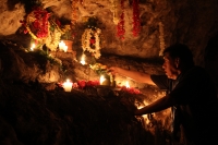 Domingo 30 de abril del 2017. Tuxtla Gutiérrez. La visita a la Cueva de los Ramilletes se realiza en la vÃspera de dÃa de la Santa Cruz en donde la comunidad Zoque realiza la ofrenda dentro de los ritos propiciatorios de esta comunidad de la depresión Domingo 30 de abril del 2017. Tuxtla Gutiérrez. La visita a la Cueva de los Ramilletes se realiza en la vÃspera de dÃa de la Santa Cruz en donde la comunidad Zoque realiza la ofrenda dentro de los ritos propiciatorios de esta comunidad de la depresión