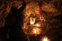 Domingo 30 de abril del 2017. Tuxtla Gutiérrez. La visita a la Cueva de los Ramilletes se realiza en la víspera de día de la Santa Cruz en donde la comunidad Zoque realiza la ofrenda dentro de los ritos propiciatorios de esta comunidad de la depresión cen