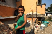 Martes 14 de abril del 2015. Tuxtla Gutiérrez. Habitantes de la colonia Cueva del Jaguar continúan viviendo en condiciones de riesgo entre casas que han sido afectadas por los derrumbes en años anteriores en el oriente sur de la capital del estado de Chia Martes 14 de abril del 2015. Tuxtla Gutiérrez. Habitantes de la colonia Cueva del Jaguar continúan viviendo en condiciones de riesgo entre casas que han sido afectadas por los derrumbes en años anteriores en el oriente sur de la capital del estado de Chia