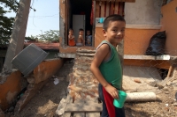 Martes 14 de abril del 2015. Tuxtla Gutiérrez. Habitantes de la colonia Cueva del Jaguar continúan viviendo en condiciones de riesgo entre casas que han sido afectadas por los derrumbes en años anteriores en el oriente sur de la capital del estado de Chia