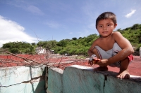 Miércoles 1 de octubre del 2014. Tuxtla Gutiérrez. Varias colonias populares de la zona Sur Poniente de la capital del estado de Chiapas continúan afectadas por los constantes deslaves ocasionados por las lluvias por lo que técnicos de CFE realizan el ref