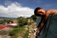 Miércoles 1 de octubre del 2014. Tuxtla Gutiérrez. Varias colonias populares de la zona Sur Poniente de la capital del estado de Chiapas continúan afectadas por los constantes deslaves ocasionados por las lluvias por lo que técnicos de CFE realizan el ref