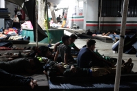 Domingo 16 de junio del 2019. Tuxtla Gutiérrez. Los migrantes asegurados en las últimas horas duermen en la estación migratoria El Cupape antes de ser trasladados al albergue provisional en la Arena Metropolitana Cuesy