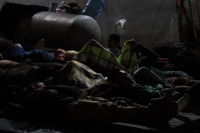 Domingo 16 de junio del 2019. Tuxtla Gutiérrez. Los migrantes asegurados en las últimas horas duermen en la estación migratoria El Cupape antes de ser trasladados al albergue provisional en la Arena Metropolitana Cuesy