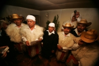 Domingo 7 de noviembre. Dagoberto Hernández, candidato del PRI al municipio de San Juan Chamula para ocupar la presidencia municipal de esta localidad de los altos de Chiapas, recibe esta madrugada el nombramiento tradicional para ocupar este cargo por us