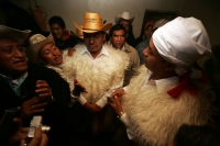 Domingo 7 de noviembre. Dagoberto Hernández, candidato del PRI al municipio de San Juan Chamula para ocupar la presidencia municipal de esta localidad de los altos de Chiapas, recibe esta madrugada el nombramiento tradicional para ocupar este cargo por us