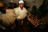 Domingo 7 de noviembre. Dagoberto Hernández, candidato del PRI al municipio de San Juan Chamula para ocupar la presidencia municipal de esta localidad de los altos de Chiapas, recibe esta madrugada el nombramiento tradicional para ocupar este cargo por us Domingo 7 de noviembre. Dagoberto Hernández, candidato del PRI al municipio de San Juan Chamula para ocupar la presidencia municipal de esta localidad de los altos de Chiapas, recibe esta madrugada el nombramiento tradicional para ocupar este cargo por us