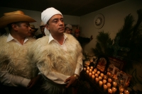 Domingo 7 de noviembre. Dagoberto Hernández, candidato del PRI al municipio de San Juan Chamula para ocupar la presidencia municipal de esta localidad de los altos de Chiapas, recibe esta madrugada el nombramiento tradicional para ocupar este cargo por us