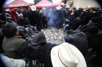 Domingo 7 de noviembre. Dagoberto Hernández, candidato del PRI al municipio de San Juan Chamula para ocupar la presidencia municipal de esta localidad de los altos de Chiapas, recibe esta madrugada el nombramiento tradicional para ocupar este cargo por us
