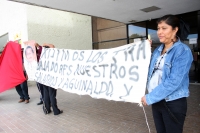 Trabajadores del ayuntamiento de Ácala exigen el pago de salarios y prestaciones de fin de año, esta mañana en las entradas del edificio del gobierno chiapaneco.