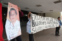 Trabajadores del ayuntamiento de Ácala exigen el pago de salarios y prestaciones de fin de año, esta mañana en las entradas del edificio del gobierno chiapaneco. Trabajadores del ayuntamiento de Ácala exigen el pago de salarios y prestaciones de fin de año, esta mañana en las entradas del edificio del gobierno chiapaneco.