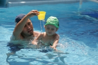 El club de natación el Delfín presentan los cursos para bebés en sus instalaciones esta mañana.