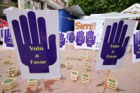 Viernes 27 de septiembre del 2013. Tuxtla Gutiérrez. La asociación DDESER realiza una manifestación-performance en las cercanías del Congreso de Chiapas conmemorando el día por la despenalización del aborto en América-latina y el Caribe.
