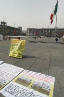 UNA FAMILIA DE LOCATARIOS DEL MERCADO MUNICIPAL DE OCOSINGO, REALIZA PROTESTAS EN EL ZOCALO DE LA CIUDAD DE MEXICO, EXIGIENDO LA INTERVEDNCION DE LAS AUTORIDADES FEDERALES, DESPUES DE QUE LES FUERA NEGADO SU DERECHO A VENDER DESPUES DE LA CREACION DEL MER