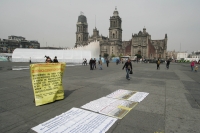 UNA FAMILIA DE LOCATARIOS DEL MERCADO MUNICIPAL DE OCOSINGO, REALIZA PROTESTAS EN EL ZOCALO DE LA CIUDAD DE MEXICO, EXIGIENDO LA INTERVEDNCION DE LAS AUTORIDADES FEDERALES, DESPUES DE QUE LES FUERA NEGADO SU DERECHO A VENDER DESPUES DE LA CREACION DEL MER