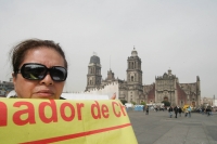 UNA FAMILIA DE LOCATARIOS DEL MERCADO MUNICIPAL DE OCOSINGO, REALIZA PROTESTAS EN EL ZOCALO DE LA CIUDAD DE MEXICO, EXIGIENDO LA INTERVEDNCION DE LAS AUTORIDADES FEDERALES, DESPUES DE QUE LES FUERA NEGADO SU DERECHO A VENDER DESPUES DE LA CREACION DEL MER