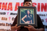 Viernes 7 de junio del 2019. Tuxtla Gutiérrez. Los familiares de la joven muerta en las cercanías de la base militar de Chicoasén se manifiestan esta mañana en las instalaciones de los tribunales federales