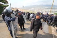 Martes 27 de mayo del 2014. Tuxtla Gutiérrez. Las fuerzas policiacas del estado de Chiapas acompañan el desalojo de los predios invadidos en las cercanías del fraccionamiento Vida Mejor y que los colonos denominan Colonia Manuel Velazco
