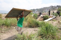 Martes 27 de mayo del 2014. Tuxtla Gutiérrez. Las fuerzas policiacas del estado de Chiapas acompañan el desalojo de los predios invadidos en las cercanías del fraccionamiento Vida Mejor y que los colonos denominan Colonia Manuel Velazco