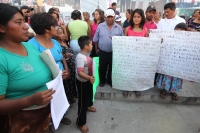 Tuxtla Gutiérrez, Chiapas. Familias desalojadas este fin de semana de la colonia 3 de Mayo realizan un plantón en la entrada del edificio de la administración estatal.