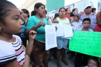Tuxtla Gutiérrez, Chiapas. Familias desalojadas este fin de semana de la colonia 3 de Mayo realizan un plantón en la entrada del edificio de la administración estatal.