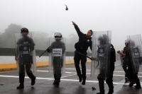Domingo 18 de octubre del 2015. Tuxtla Gutiérrez. Miembros de la CNTE se enfrentan esta mañana a elementos de la Policía Federal que resguardan las instalaciones de la Escuela Nacional de Protección Civil donde se aplica la Segunda Evaluación del Diagnost Domingo 18 de octubre del 2015. Tuxtla Gutiérrez. Miembros de la CNTE se enfrentan esta mañana a elementos de la Policía Federal que resguardan las instalaciones de la Escuela Nacional de Protección Civil donde se aplica la Segunda Evaluación del Diagnost