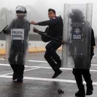 Domingo 18 de octubre del 2015. Tuxtla Gutiérrez. Miembros de la CNTE se enfrentan esta mañana a elementos de la PolicÃa Federal que resguardan las instalaciones de la Escuela Nacional de Protección Civil donde se aplica la Segunda Evaluación del Diagnost Domingo 18 de octubre del 2015. Tuxtla Gutiérrez. Miembros de la CNTE se enfrentan esta mañana a elementos de la PolicÃa Federal que resguardan las instalaciones de la Escuela Nacional de Protección Civil donde se aplica la Segunda Evaluación del Diagnost
