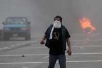 Domingo 18 de octubre del 2015. Tuxtla Gutiérrez. Miembros de la CNTE se enfrentan esta mañana a elementos de la Policía Federal que resguardan las instalaciones de la Escuela Nacional de Protección Civil donde se aplica la Segunda Evaluación del Diagnost