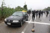 Domingo 18 de octubre del 2015. Tuxtla Gutiérrez. Miembros de la CNTE se enfrentan esta mañana a elementos de la PolicÃa Federal que resguardan las instalaciones de la Escuela Nacional de Protección Civil donde se aplica la Segunda Evaluación del Diagnost Domingo 18 de octubre del 2015. Tuxtla Gutiérrez. Miembros de la CNTE se enfrentan esta mañana a elementos de la PolicÃa Federal que resguardan las instalaciones de la Escuela Nacional de Protección Civil donde se aplica la Segunda Evaluación del Diagnost