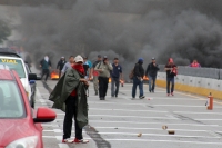 Domingo 18 de octubre del 2015. Tuxtla Gutiérrez. Miembros de la CNTE se enfrentan esta mañana a elementos de la Policía Federal que resguardan las instalaciones de la Escuela Nacional de Protección Civil donde se aplica la Segunda Evaluación del Diagnost