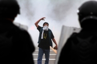 Domingo 18 de octubre del 2015. Tuxtla Gutiérrez. Miembros de la CNTE se enfrentan esta mañana a elementos de la Policía Federal que resguardan las instalaciones de la Escuela Nacional de Protección Civil donde se aplica la Segunda Evaluación del Diagnost