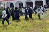 Miércoles 5 de diciembre del 2012. San Cristóbal de las Casas, Chiapas. Indígenas del Rancho Ellar, fueron citados a una mesa de negociación esta mañana en la Unidad Administrativa y fueron esperados por elementos de la Policía Estatal quienes detuvieron 