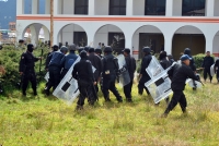 Miércoles 5 de diciembre del 2012. San Cristóbal de las Casas, Chiapas. Indígenas del Rancho Ellar, fueron citados a una mesa de negociación esta mañana en la Unidad Administrativa y fueron esperados por elementos de la Policía Estatal quienes detuvieron 