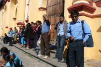 Indígenas desalojados de las instalaciones del PNUD de la ONU en la ciudad de San Cristóbal de las Casas hablan en entrevista en la plaza Central de la colonial ciudad antes de retornar a Pueblo Nuevo solustahuacan donde planearan las nuevas estrategias d