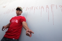 Miércoles 3 de diciembre del 2014. Tuxtla Gutiérrez. Los familiares de florentino Gómez Girón, preso en el Amate se desangran este medio día para exigir la liberación inmediata del líder campesino de Ixtapa.