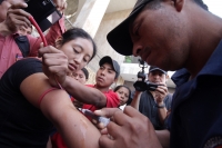 Miércoles 3 de diciembre del 2014. Tuxtla Gutiérrez. Los familiares de florentino Gómez Girón, preso en el Amate se desangran este medio día para exigir la liberación inmediata del líder campesino de Ixtapa.