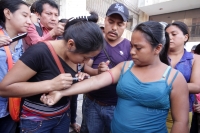 Miércoles 3 de diciembre del 2014. Tuxtla Gutiérrez. Los familiares de florentino Gómez Girón, preso en el Amate se desangran este medio día para exigir la liberación inmediata del líder campesino de Ixtapa.