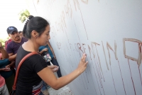 Miércoles 3 de diciembre del 2014. Tuxtla Gutiérrez. Los familiares de florentino Gómez Girón, preso en el Amate se desangran este medio día para exigir la liberación inmediata del líder campesino de Ixtapa.